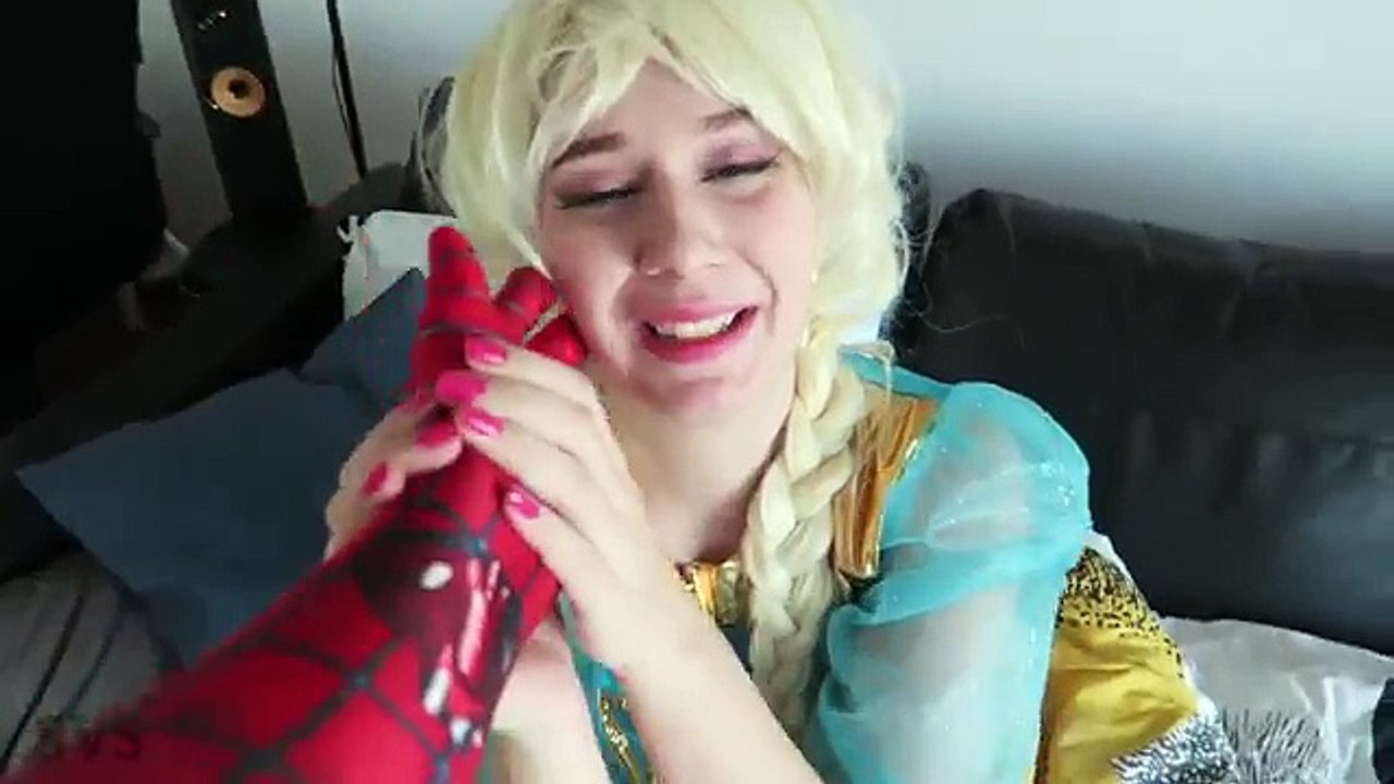 Реальной жизни человек-паук против Венома против супергероев фильм замороженные Эльза Эльза похитили! Лего Игрушки