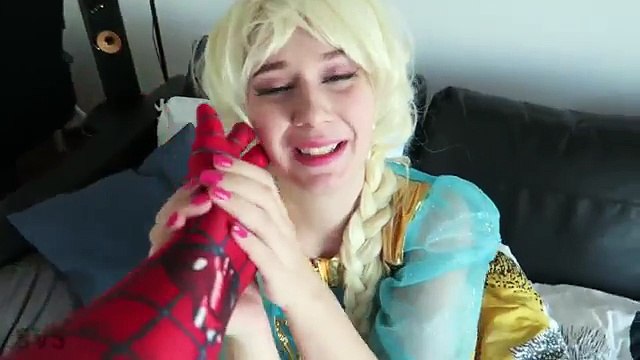 Реальной жизни человек-паук против Венома против супергероев фильм замороженные Эльза Эльза похитили! Лего Игрушки