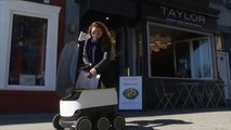 روبوت يسلم طلبات الأطعمة إلى الزبائن