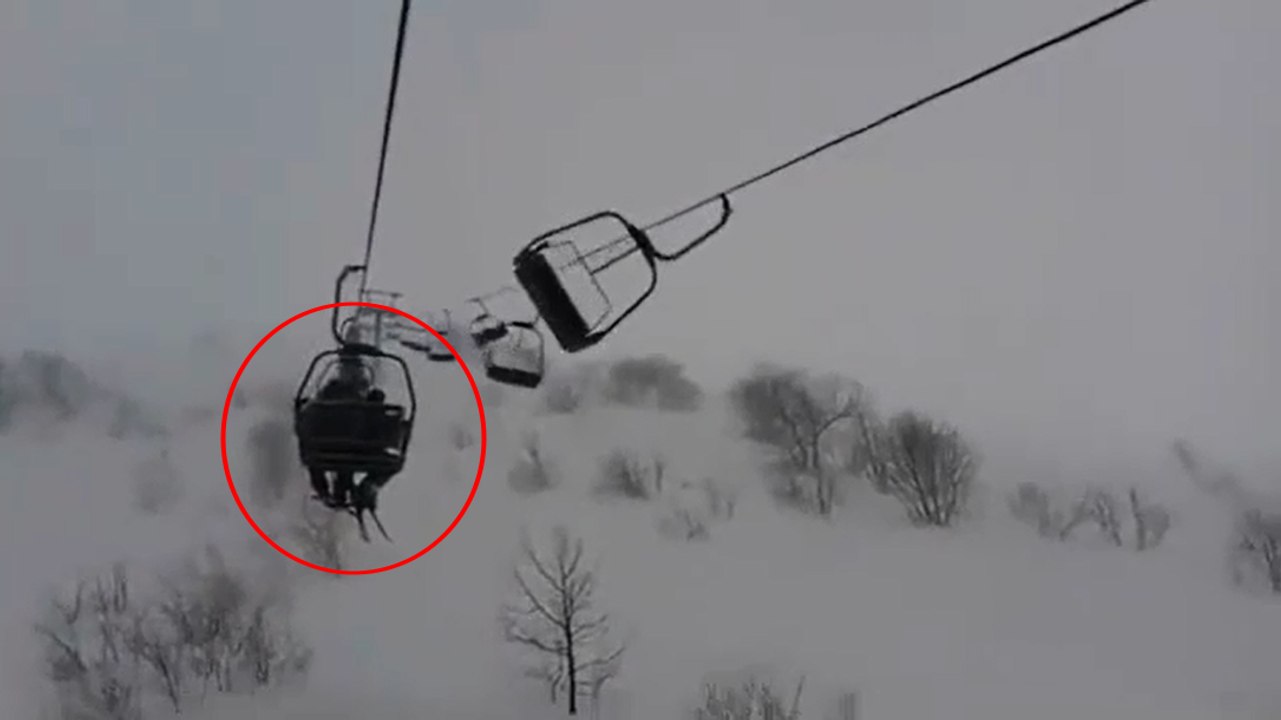 Des skieurs coincés dans les télésièges pendant une tempête.