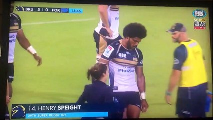 Elle vient interviewer ce joueur de rugby en plein match après son essai !