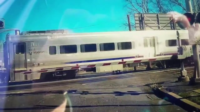 Un automobiliste sauve la vie d'une vieille femme bloquée sur la voie ferrée