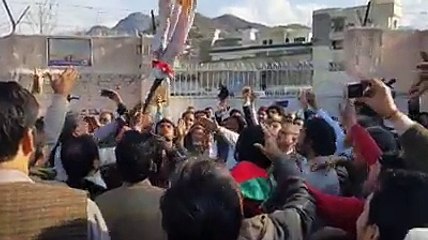 Protesters Burnt Effigy of Mian Javed Latif in KPK