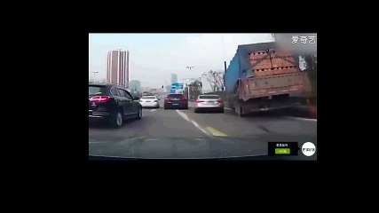 accident - Le chargement de briques se renverse sur une voiture arrêté