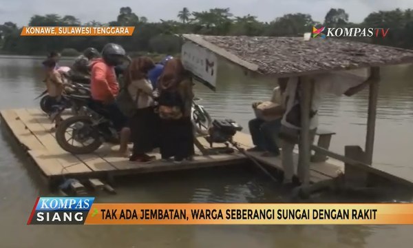 Bertaruh Nyawa Naik Rakit demi Seberangi Sungai