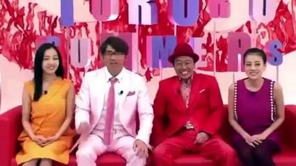 女の子の座っているローラー付きのイスを使うと頑張れる！　さまぁ～ず