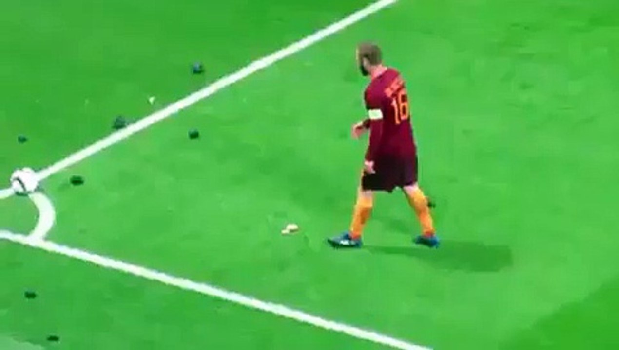 Tifozët e gjuajtën me ushqim, por De Rossi befason gjithë botën me gjestin e tij
