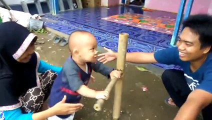 Une technique ancestrale indonésienne pour apprendre aux bébés à marcher