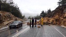 Karayolundaki Heyelan Ulaşımı Aksattı