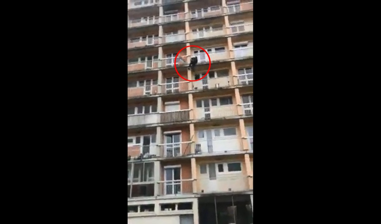 Un jeune escalade les balcons d'un immeuble pour récupérer un ballon.
