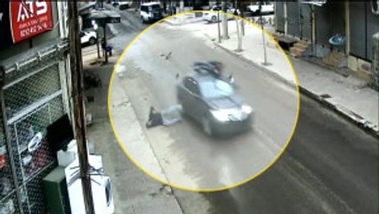 Motosiklet Sürücüsü Çarptığı Otomobilin Üstünde Böyle Kaldı