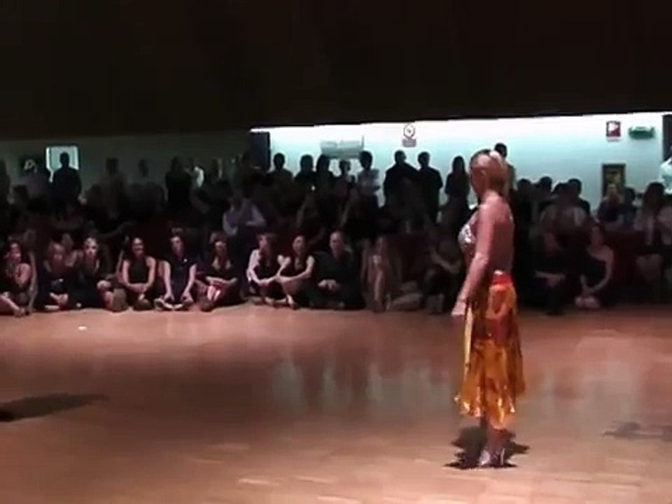 Ce que ce jeune homme arrive à faire avec sa corpulence est spectaculaire. Rien n’est impossible dans la vie