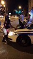 Des filles font un twerk sur une voiture de police