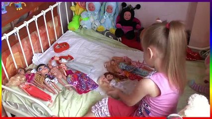 Девочка играет в куклы Барби Винкс Малыш
