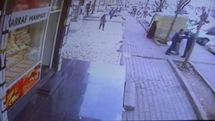 Diyarbakır'da Silahlı Saldırı Kamerada... 1 Kişi Ağır Yaralı