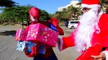 Человек-паук против яда против Бэтмена с Санта-Клауса! Реальная жизнь Superhero Movie Battle!