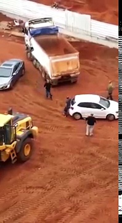 Le conducteur de chargeur sur pneus lui règle son compte sur un chantier à l’aide de son godet