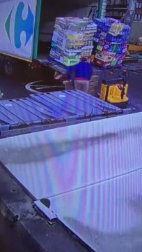 Ce livreur va faire la boulette de sa vie chez Carrefour !