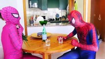 Человек-паук, Spiderbaby и розовый Человек-паук против Джокера Блевотину в реальной жизни фута Малефисента, замороженные
