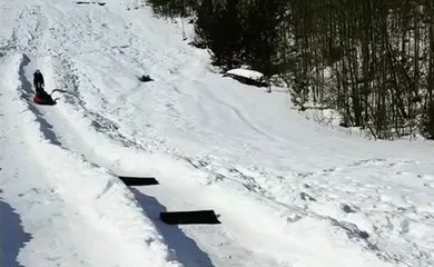 Un homme fait une belle chute en luge !
