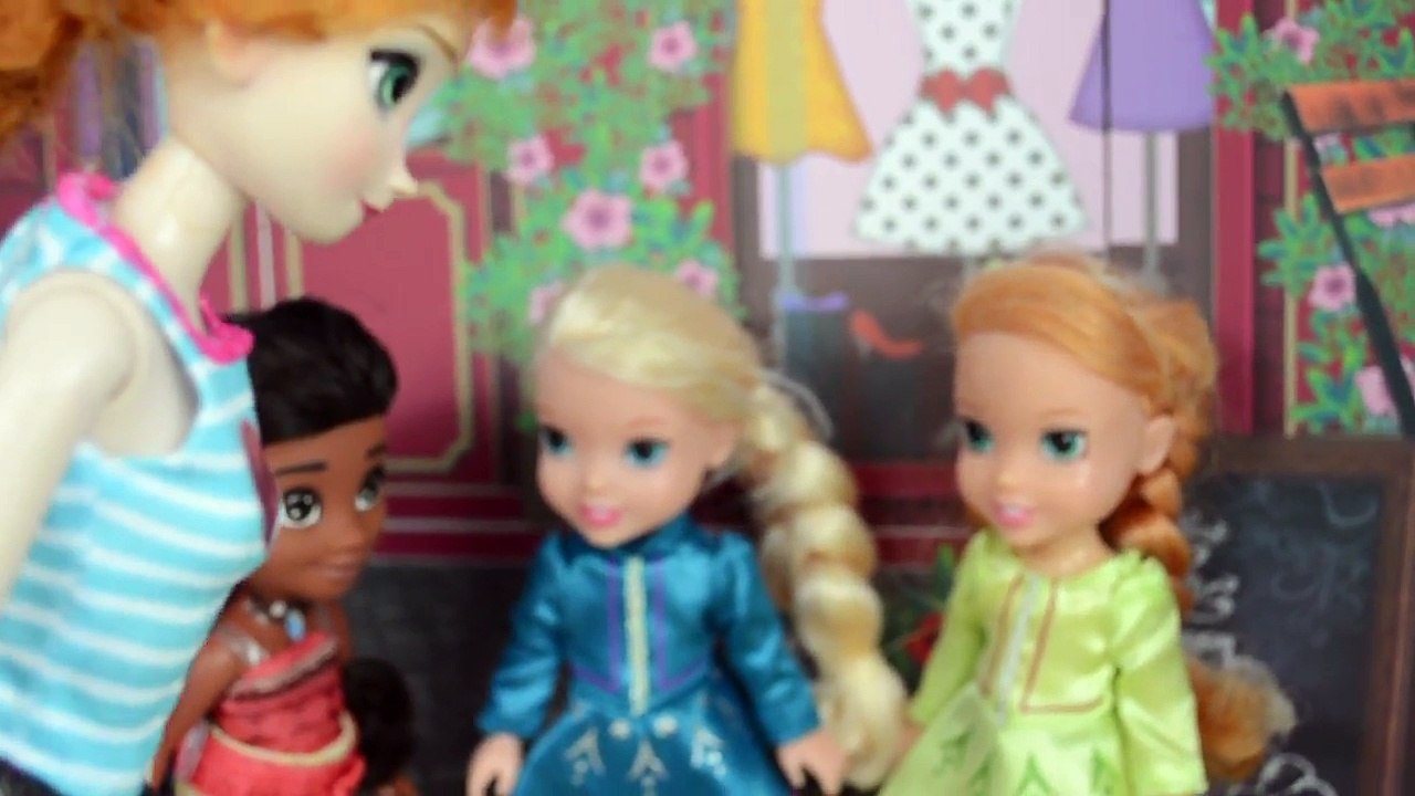 Anna And Elsa In Giant Pink Sandbox! Anna Gets Sand In Her Eye!  With Moana-rYdkdI5ngt8