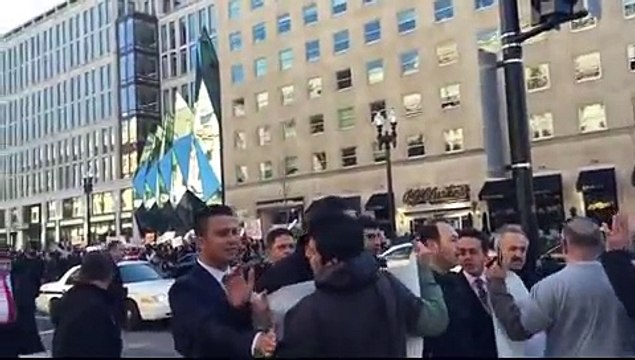 ERDOĞAN AVRUPADA PROTESTO EDİLDİ. ERDOĞANIN KORUMALARI SESİ BASTIRMAK İÇİN YAPTIĞI TUHAF HAREKETLER ÇOK ŞAŞIRTTI
