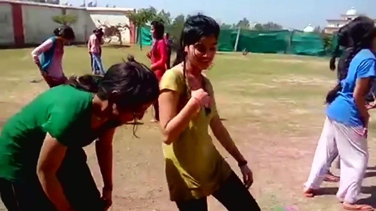 হলি উৎসবে ভার্জিন মেয়েদের খোলামেলা ড্যান্স না দেখলে চরম মিস করবেন