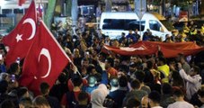 Son Dakika! Hollanda'daki MHP'li Türkler Havaalanı'nda Oturma Eylemi Başlattı