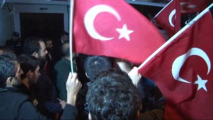 Hollanda'ya Tepki Gösteren Yüzlerce Kişi Konsolosluk Önüne Akın Etti