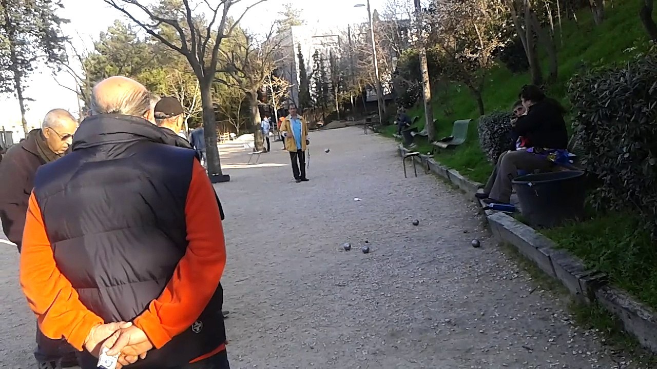 Ben la c'est la grosse partie gabo qui pointe à la serge et qui tire comme!!!!! non la je ne balance pas