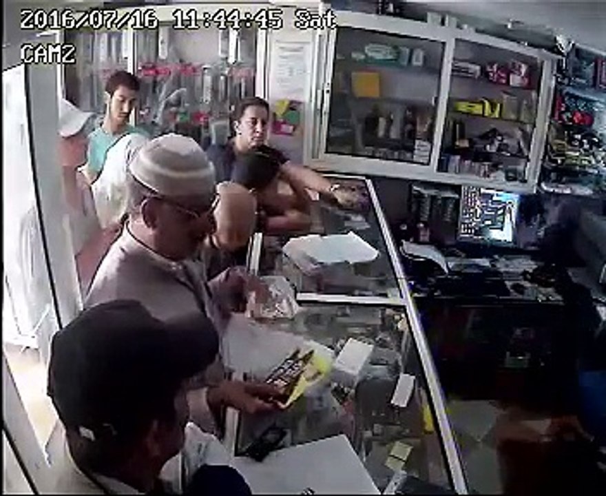 إليكم فيديو السارق المُسِنّ للهواتف الذكية بإحدى محلات بيع الهواتف بمنطقة حي اشماعو بسلا