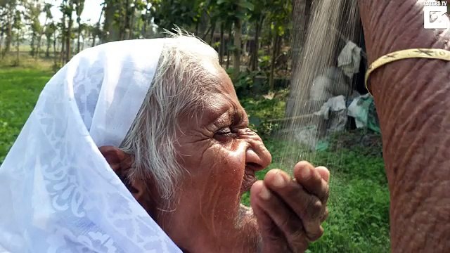 Kjo grua hëngri çdo ditë nga 2 kg rërë