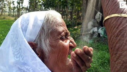 Kjo grua hëngri çdo ditë nga 2 kg rërë