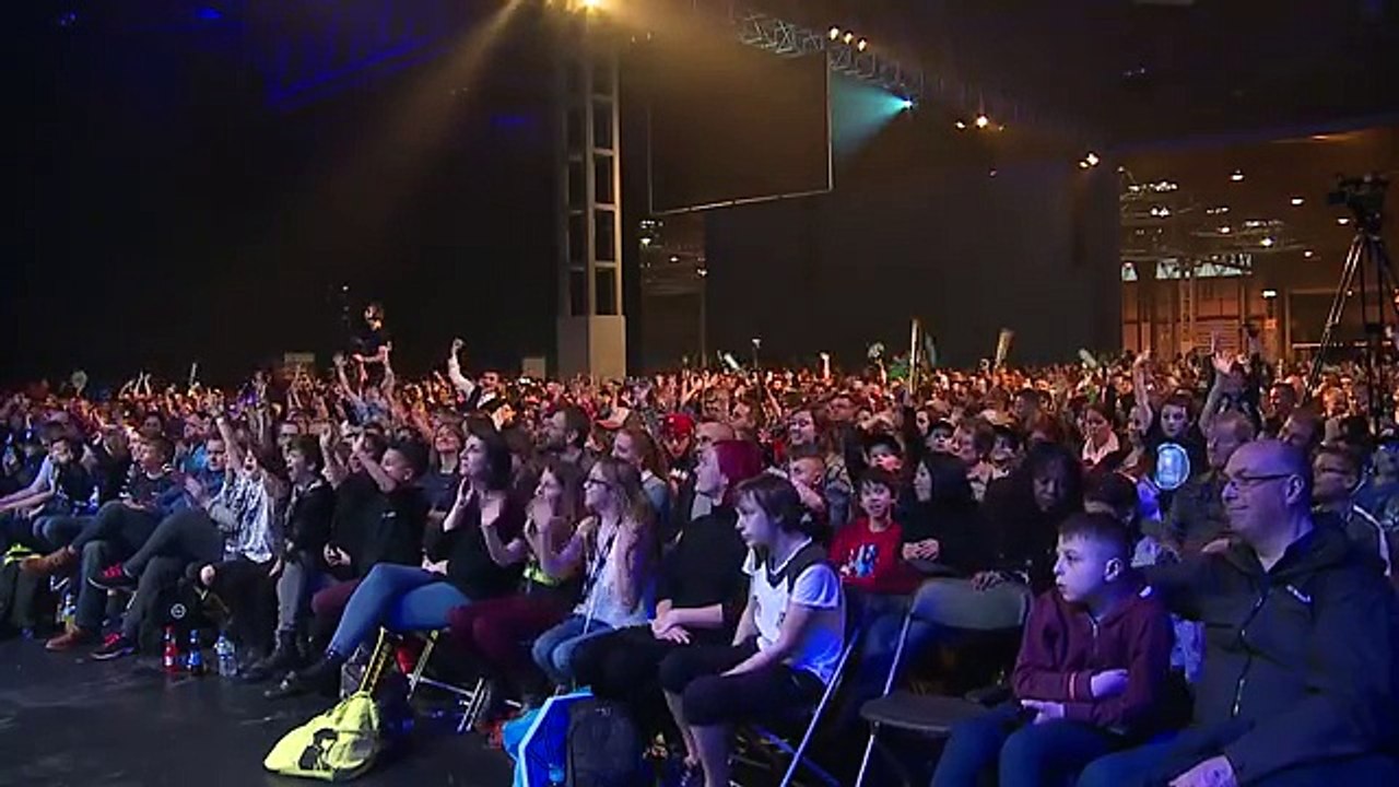 3,000 PERSON MANNEQUIN CHALLENGE!!! (The DanTDM Show)