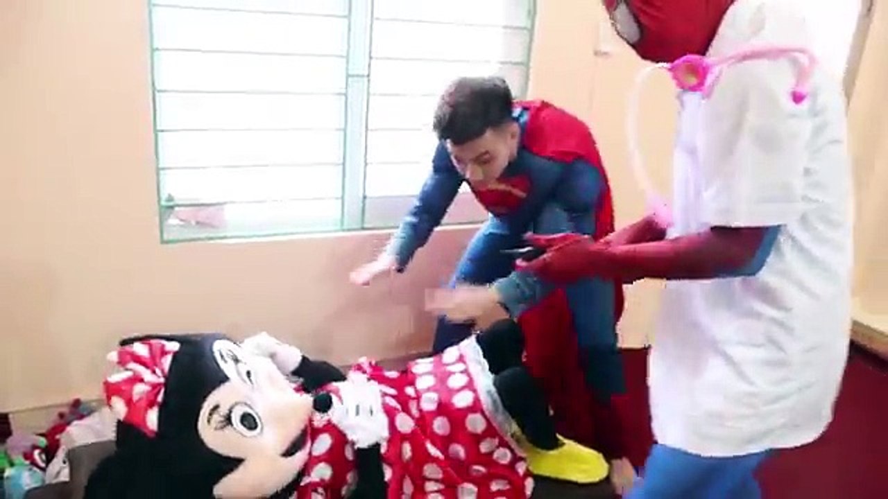 Frozen Elsa & Anna LIPSTICK CHALLENGE! w Spiderman Batman Superman Love Maleficent ! Super