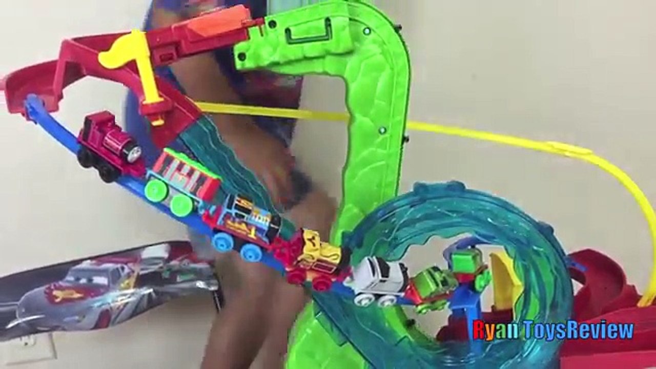 THOMAS AND FRIENDS MINIS MOTORIZED RACEWAY DC SUPER FRIENDS SUPERHEROES TOY TRAINS FOR KID