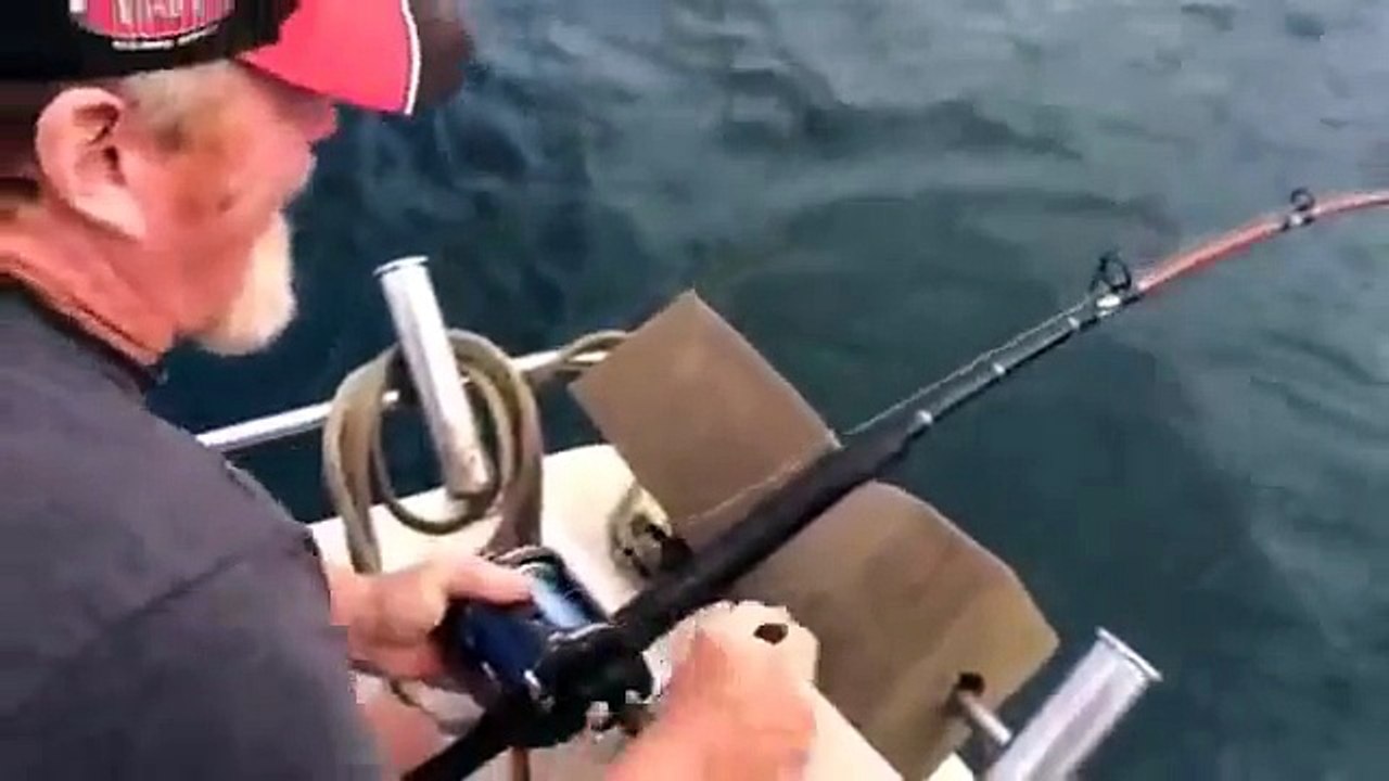 Ce pêcheur croyait avoir un énorme poisson au bout de sa ligne, mais ce qui surgit de l’eau terrifie le caméraman !