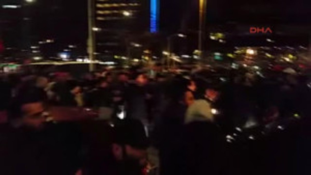 Hollanda'daki Türklerden Konsolosluk Önünde Protesto