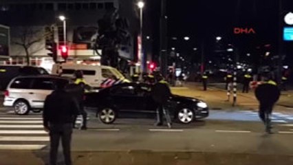 Hollanda'daki Türklerden Konsolosluk Önünde Protesto