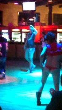 Танцует в красных трусах одесса лето жара Аркадия