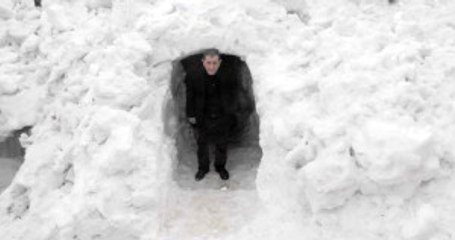 Muşlu Aile, 'Kar Tüneli'nden Geçerek Evlerine Girip Çıkmaya Başladı