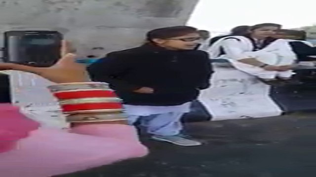 لڑکیوں نے پل کے نیچے کھرے ہو کر دھوم مچا باکی تو آپ جانتے ہیں وہ کیا کرتی ہیں