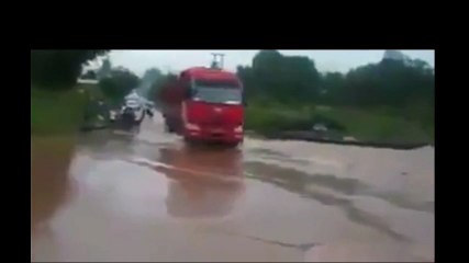 accident - Ce chauffeur va couler son camion et lui ave