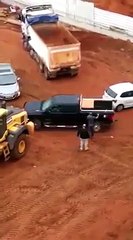 Embrouille avec un chargeur sur pneus sur un chantier