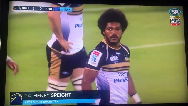 Un joueur de rugby se fait interviewer en plein match après avoir marqué un essai