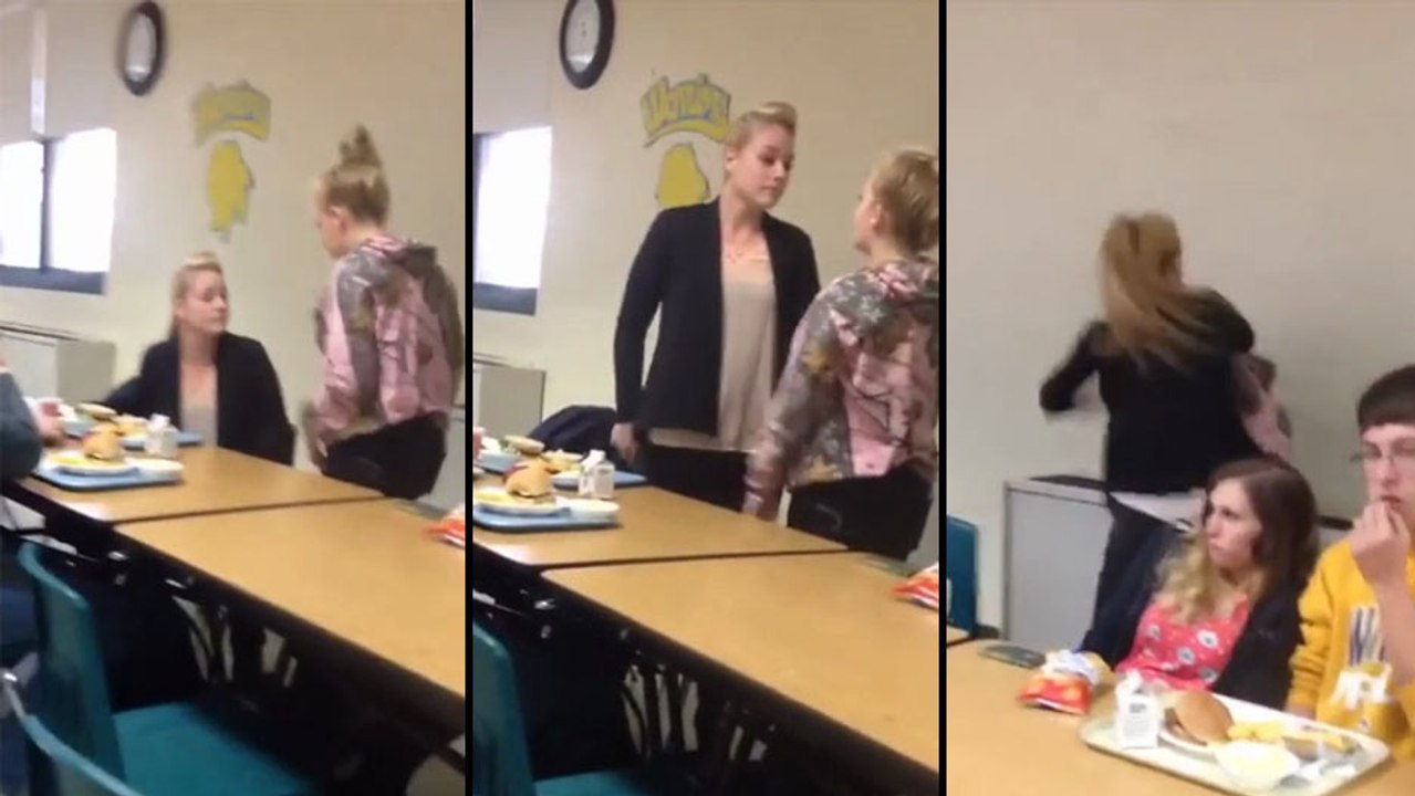 Deux filles se battent dans une cantine à l'école