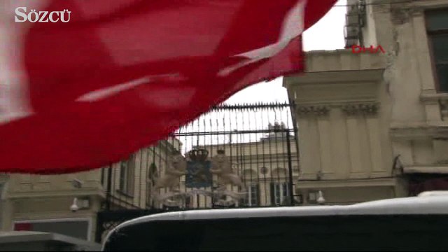 Taksim’deki Hollanda Konsolosluğu’na Türk bayrağı çekildi!