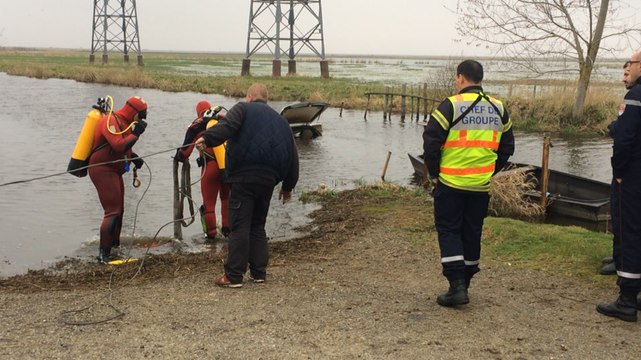 Une voiture repêchée dans les marais
