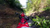 Descente vertigineuse en Kayak dans une rigole de montagne