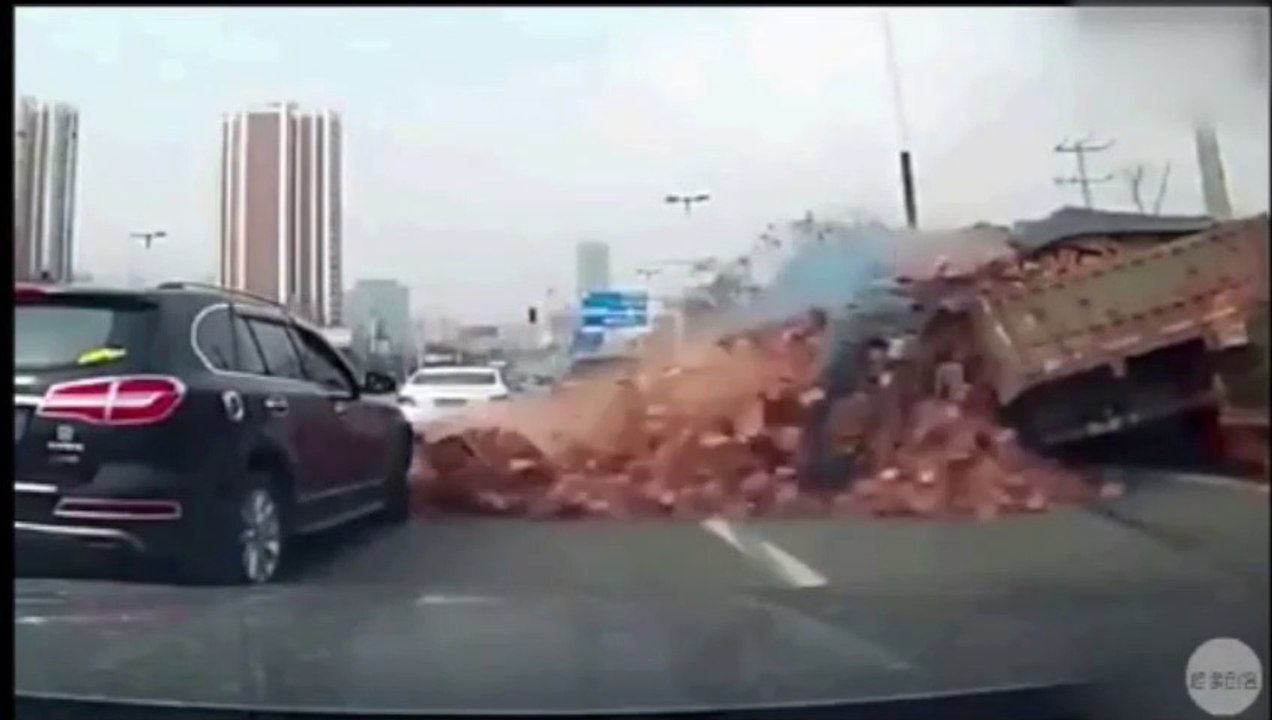 Un camion perd son chargement sur une voiture dans un accident